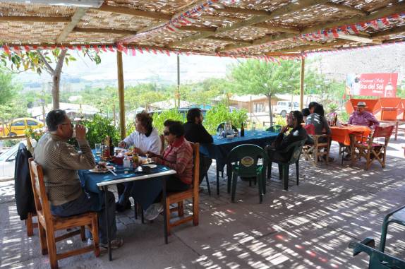 Com o Maxi, almoçando em restaurante de cozinha solar no Valle del Elqui, no Chile